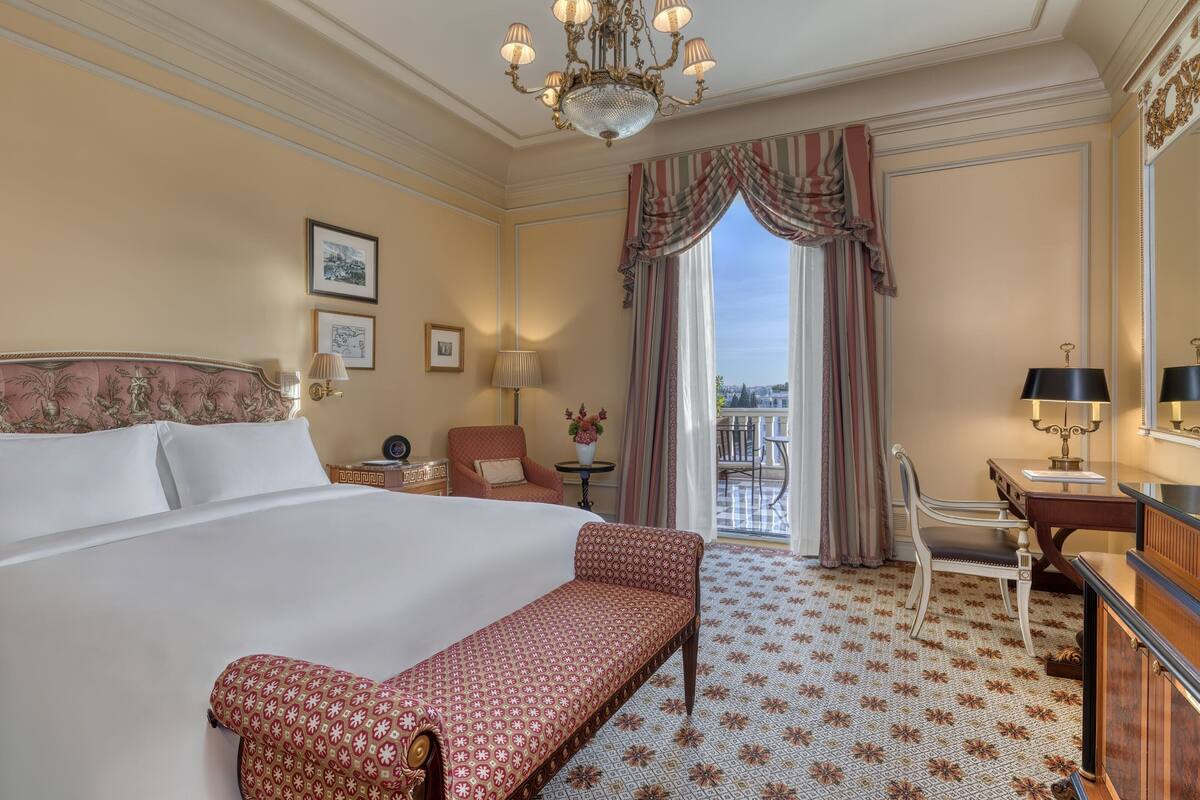 Deluxe Acropolis, Guest room, 1 King, Acropolis view, High floor | 低過敏寢具、迷你吧、客房內保險箱、書桌