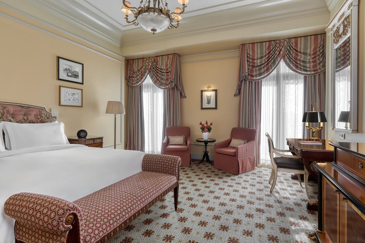 Deluxe Acropolis, Guest room, 1 King, Acropolis view | 低過敏寢具、迷你吧、客房內保險箱、書桌