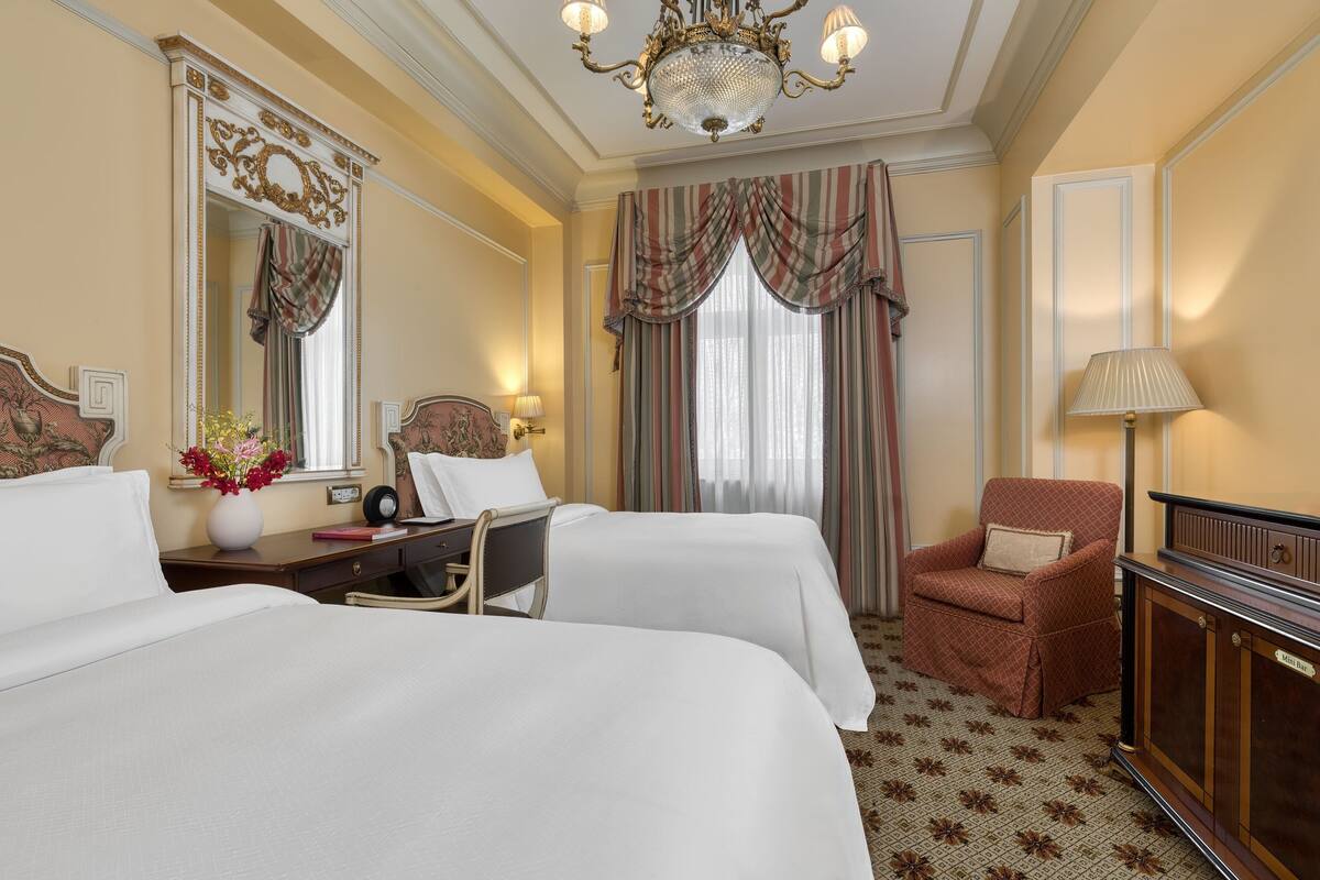 Classic, Guest room, 2 Twin, Courtyard view | 低過敏寢具、迷你吧、客房內保險箱、書桌