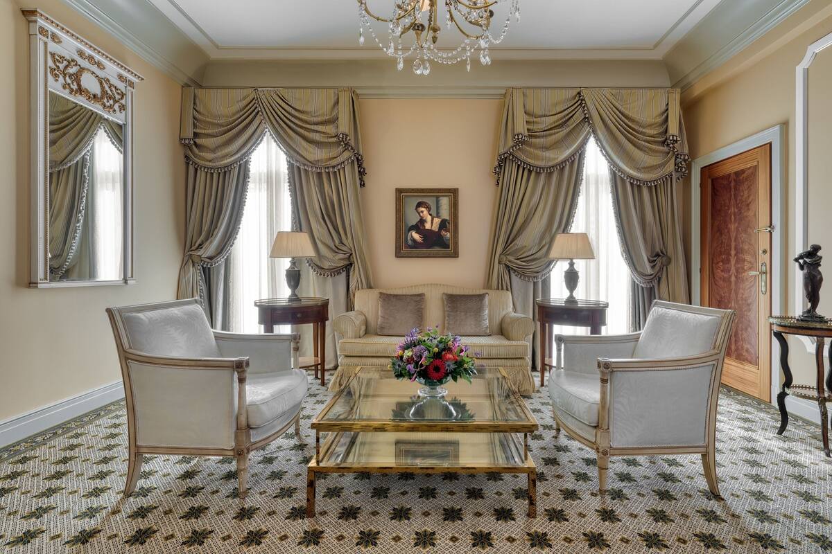 Executive Acropolis Suite, 1 Bedroom Suite, 1 King, Acropolis view, High floor | 客廳 | 40-吋LED 液晶電視、衛星頻道、電視、付費電影