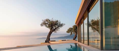 Piscine couverte, 3 piscines extérieures, parasols de plage