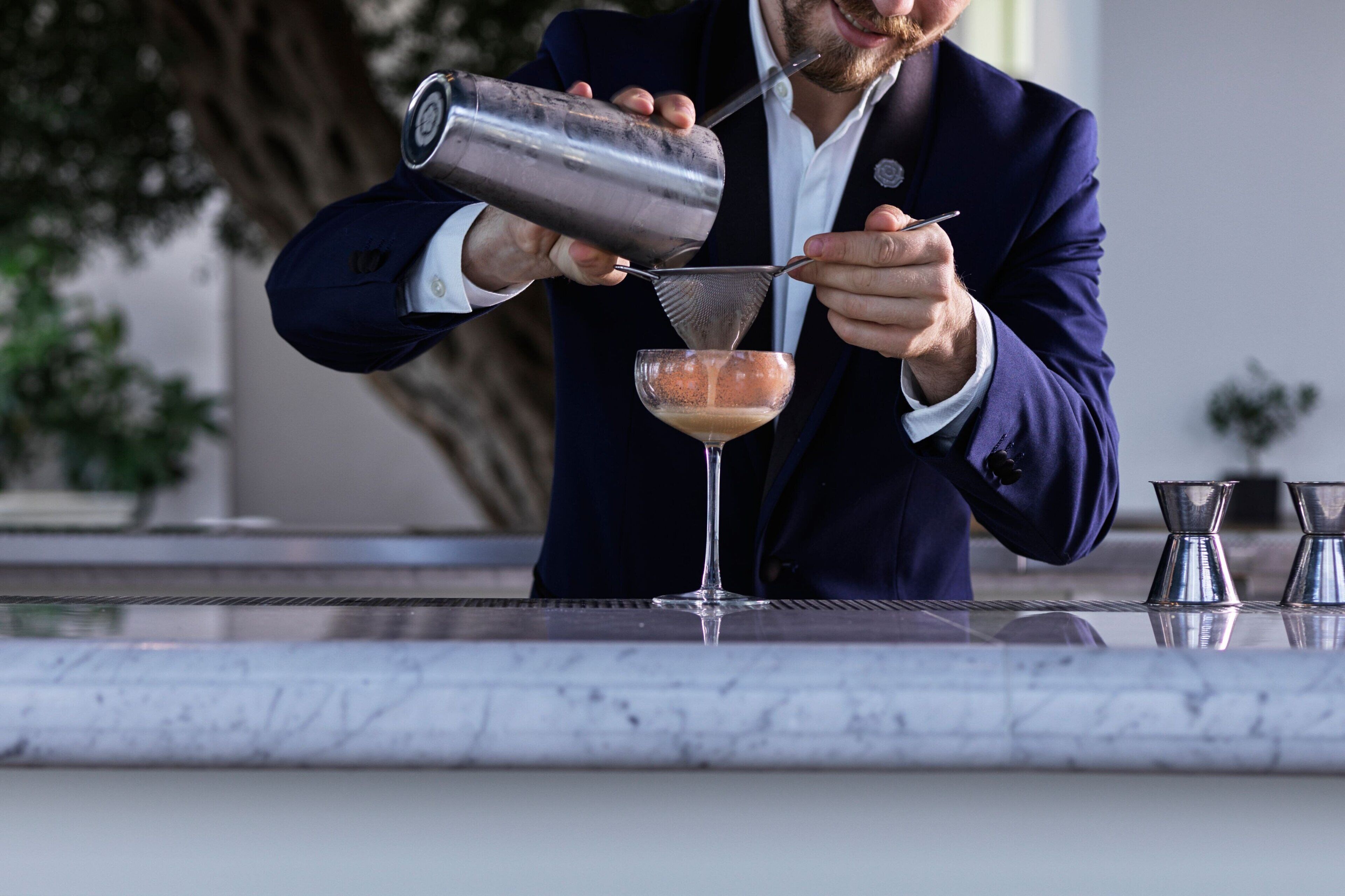 Iemand giet een drankje in.