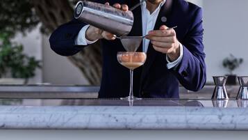 Iemand giet een drankje in.