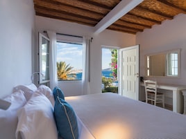 Delos Room Sea View | Sábanas de algodón egipcio, colchones Select Comfort, minibar