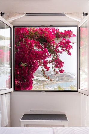 Delos Room Sea View | Draps en coton égyptien, matelas Select Comfort, minibar