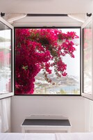 Delos Room Sea View | Roupas de cama de algodão egípcio, camas Select Comfort, frigobar