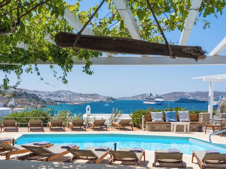 Seasonal outdoor pool. Rhenia Mykonos Hotel & Bungalows