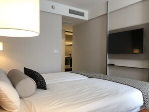 Superior tweepersoonskamer | Een kluis op de kamer, verduisterende gordijnen, geluiddichte muren