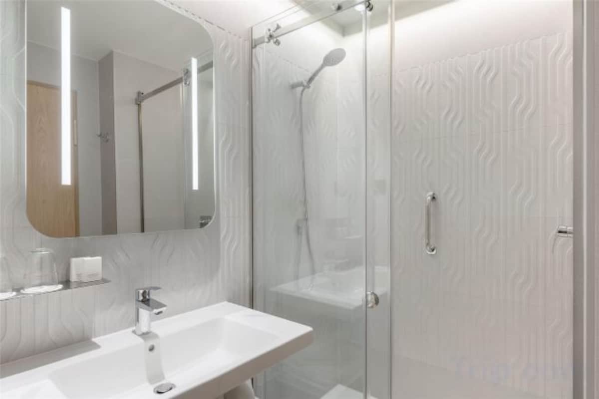 Baño | Ducha, artículos de higiene personal gratuitos y secador de pelo