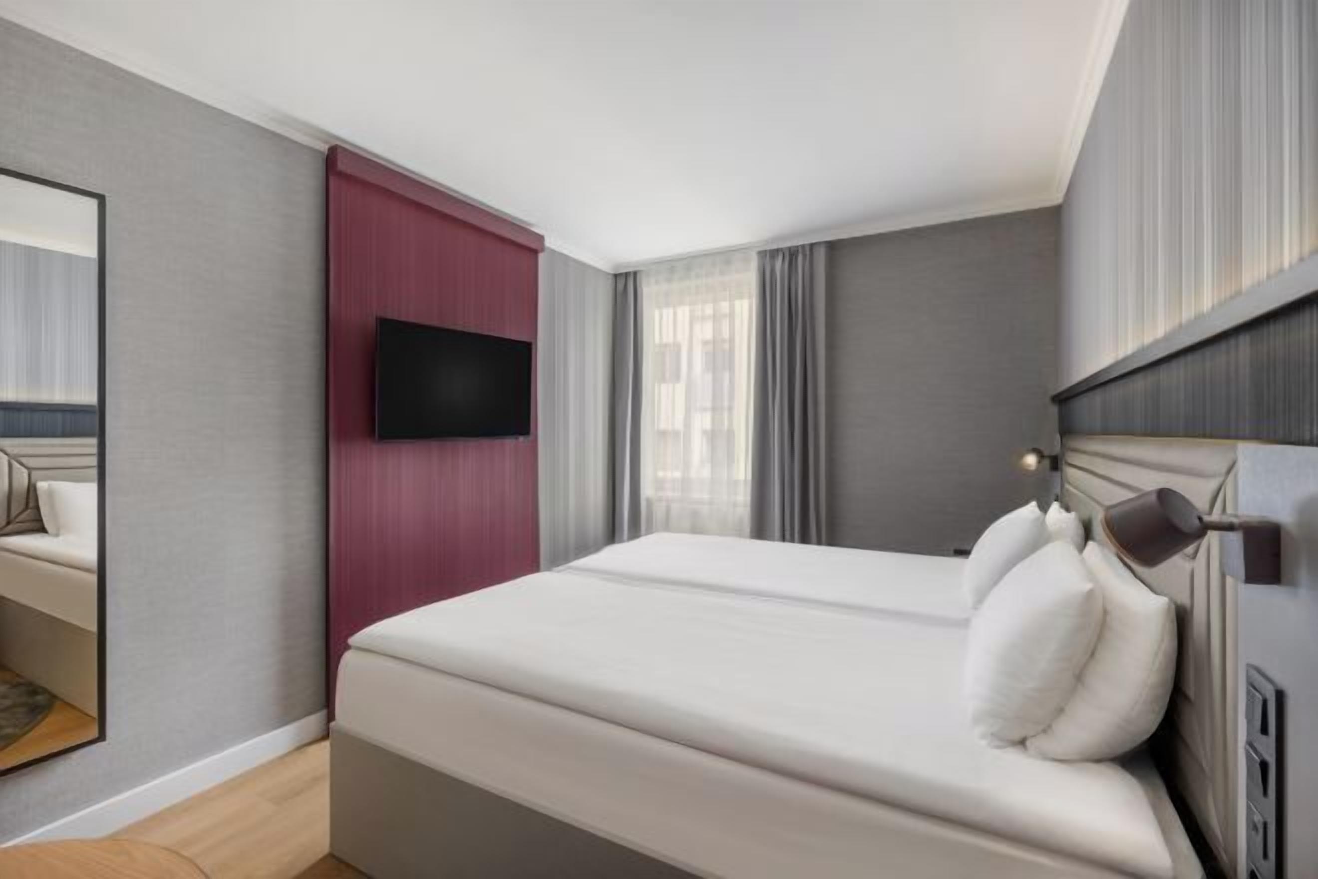 Safe på rommet, blendingsgardiner, lydisolert og wi-fi (inkludert)