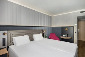 Caja fuerte, cortinas opacas, sistema de insonorización y wifi gratis