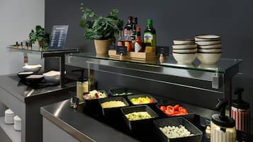 Mesa de buffet com diversos alimentos e acompanhamentos.