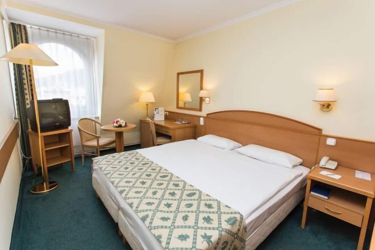 1 bedroom, in-room safe, blackout curtains, soundproofing