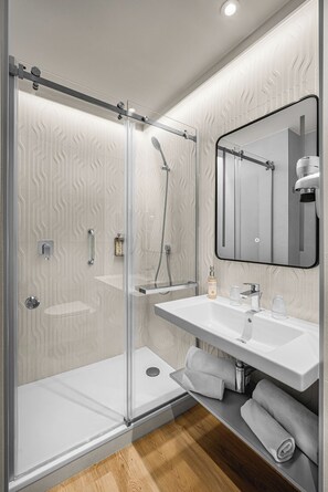 Eco-friendly toiletries, hair dryer, towels - Danubius Hotel Erzsébet City Center (Budapest)