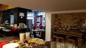 Daily buffet breakfast (HUF 4680 per person)