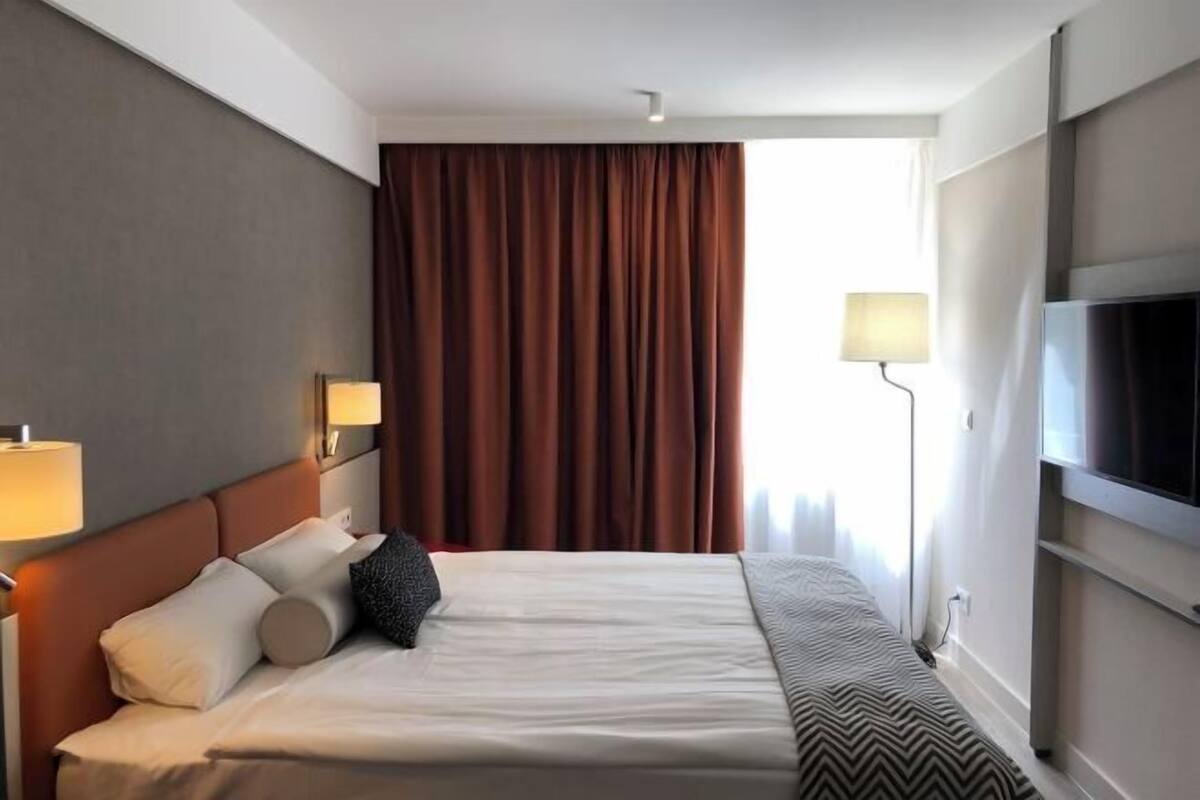 Safe på rommet, blendingsgardiner, lydisolert og wi-fi (inkludert)