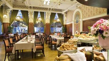 朝食、ランチ、ディナーに営業 (多国籍料理、屋外席)