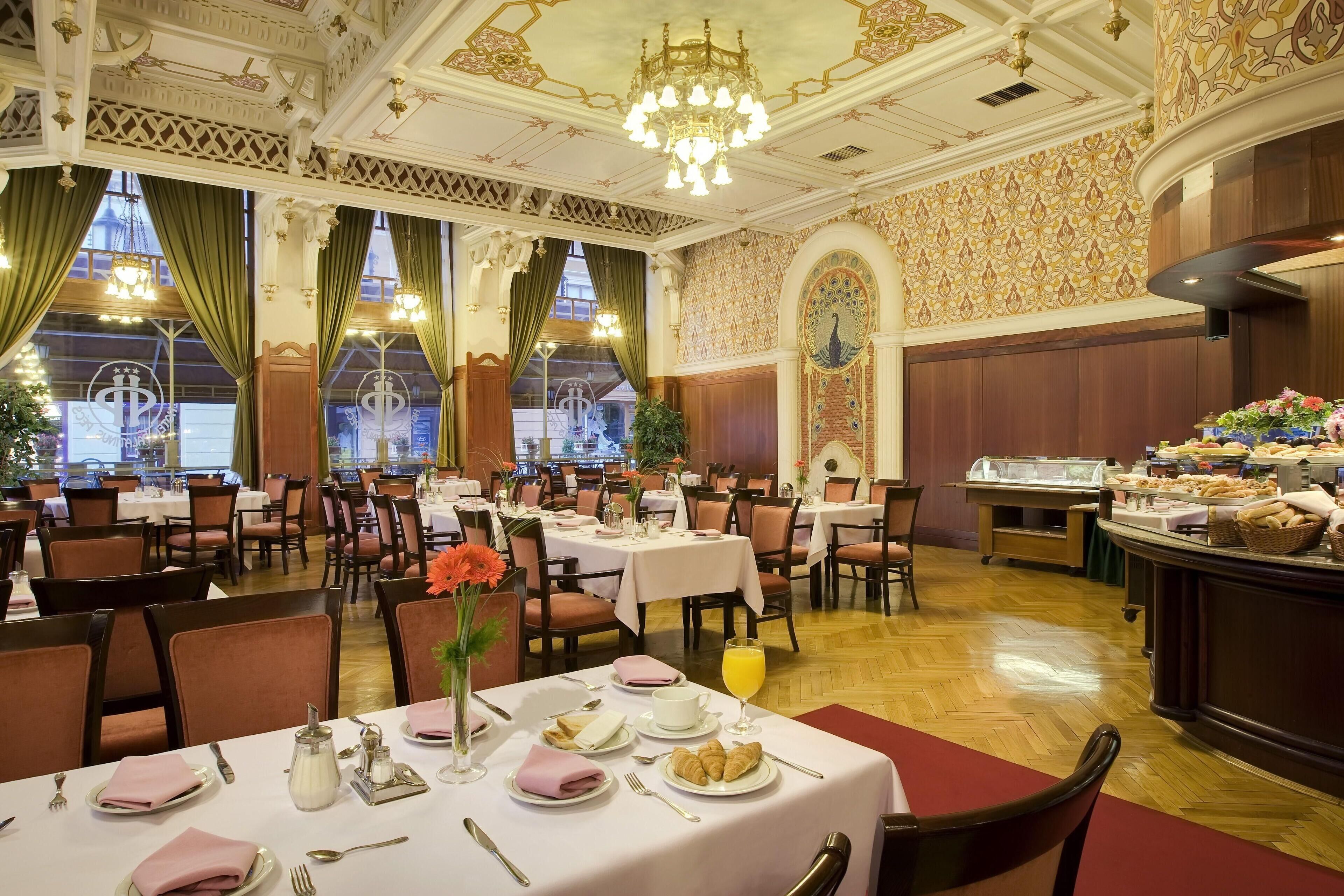 breakfast, lunch served; international cuisine, al fresco dining