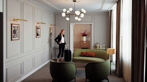 Suite Grand, vista città | Area soggiorno | TV 120 cm con canali satellitari