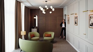 Suite Grand, vista città | Area soggiorno | TV 120 cm con canali satellitari