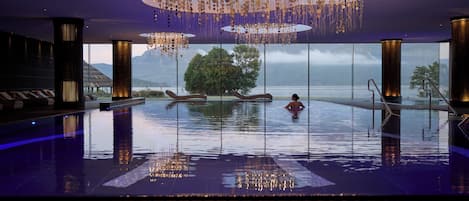 3 สระว่ายน้ำในร่ม, สระว่ายน้ำกลางแจ้ง, เก้าอี้อาบแดดริมสระ