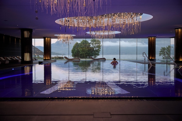 3 Innenpools, Außenpool, Liegestühle