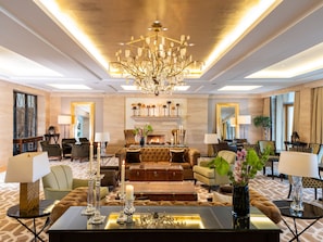 2 bars/lounges, cocktail bar