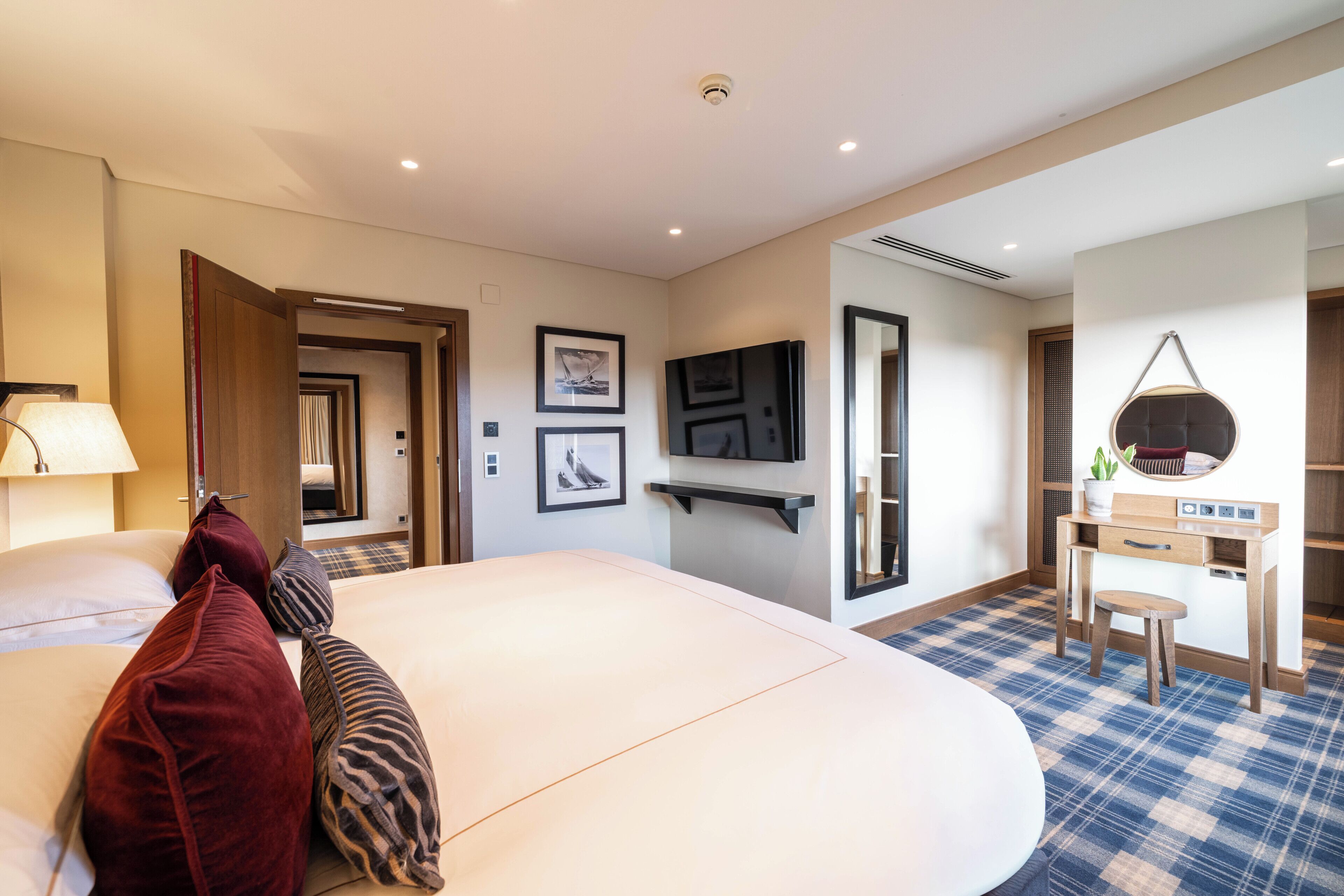 1 Bedroom Penthouse Suite | Minibar, safe på rommet, skrivebord og strykejern/-brett