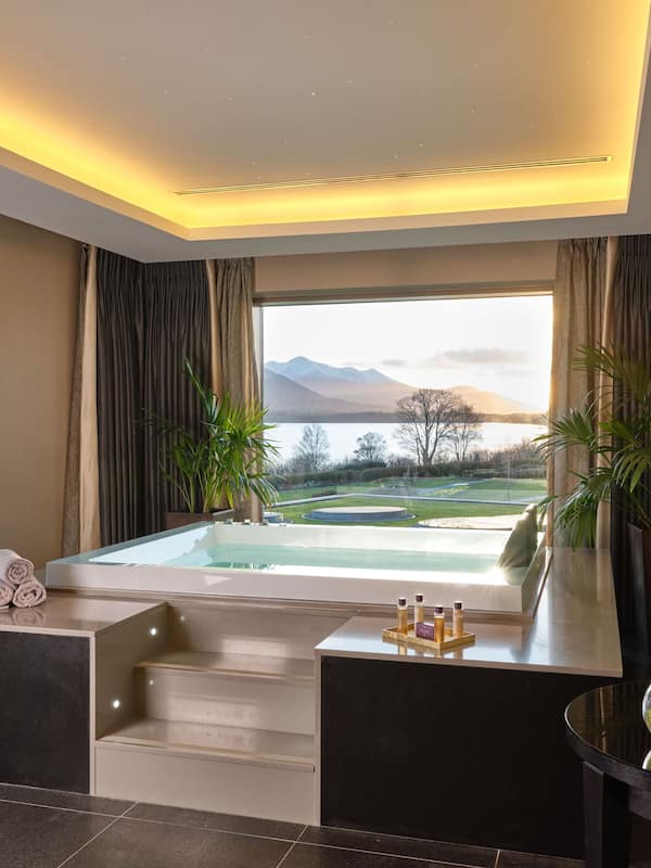 Couples treatment rooms, sauna, hot tub, steam room, body treatments