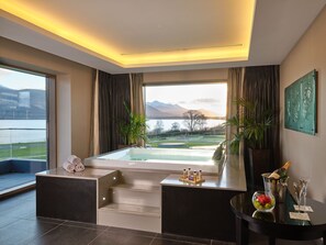 Couples treatment room(s), sauna, hot tub, steam room, body treatments