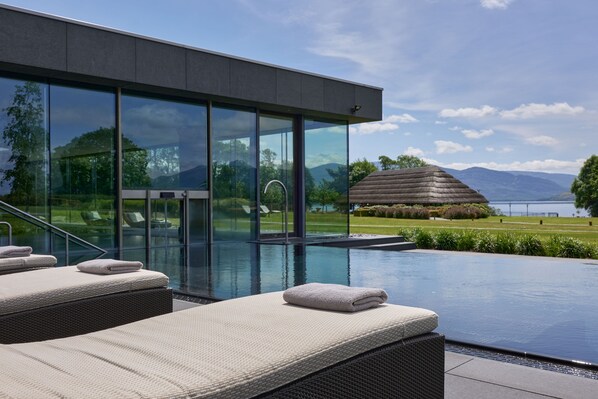 3 Innenpools, Außenpool, Liegestühle