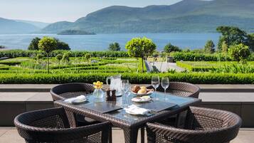 3 restaurants, breakfast served