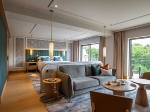 Golfside Signature Suite | Minibar, Zimmersafe, Schreibtisch, laptopgeeigneter Arbeitsplatz