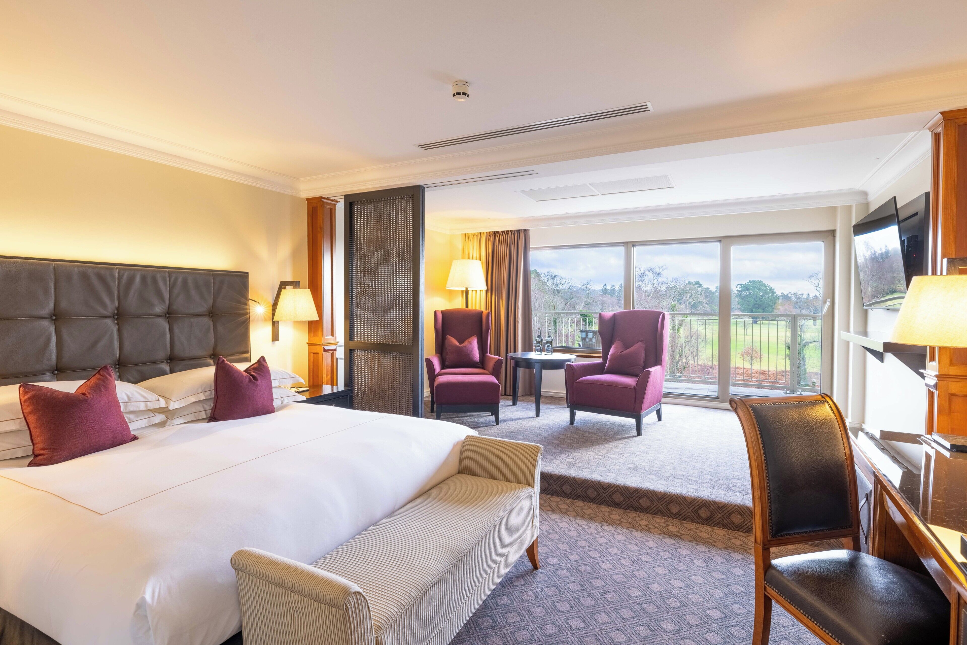 Superior Golfside Room | Minibar, safe på rommet, skrivebord og strykejern/-brett