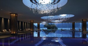 3 piscinas techadas, una piscina al aire libre