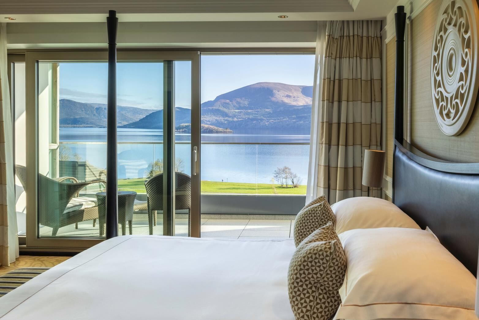 Lakeview Signature Suite | Minibar, in-room safe, desk, iron/ironing board