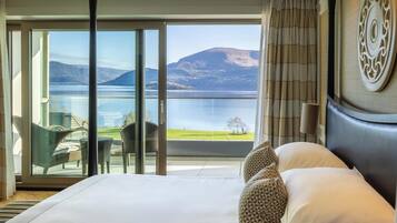 Lakeview Signature Suite | Minibar, in-room safe, desk, iron/ironing board