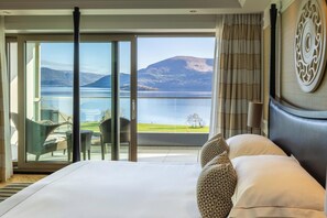 Lakeview Signature Suite | Minibar, safe på rommet, skrivebord og strykejern/-brett