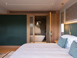 Golfside Signature Suite | Minibar, Zimmersafe, Schreibtisch, laptopgeeigneter Arbeitsplatz