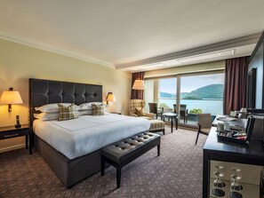 Deluxe Lakeview Family Room | Minibar, Zimmersafe, Schreibtisch, Bügeleisen/Bügelbrett