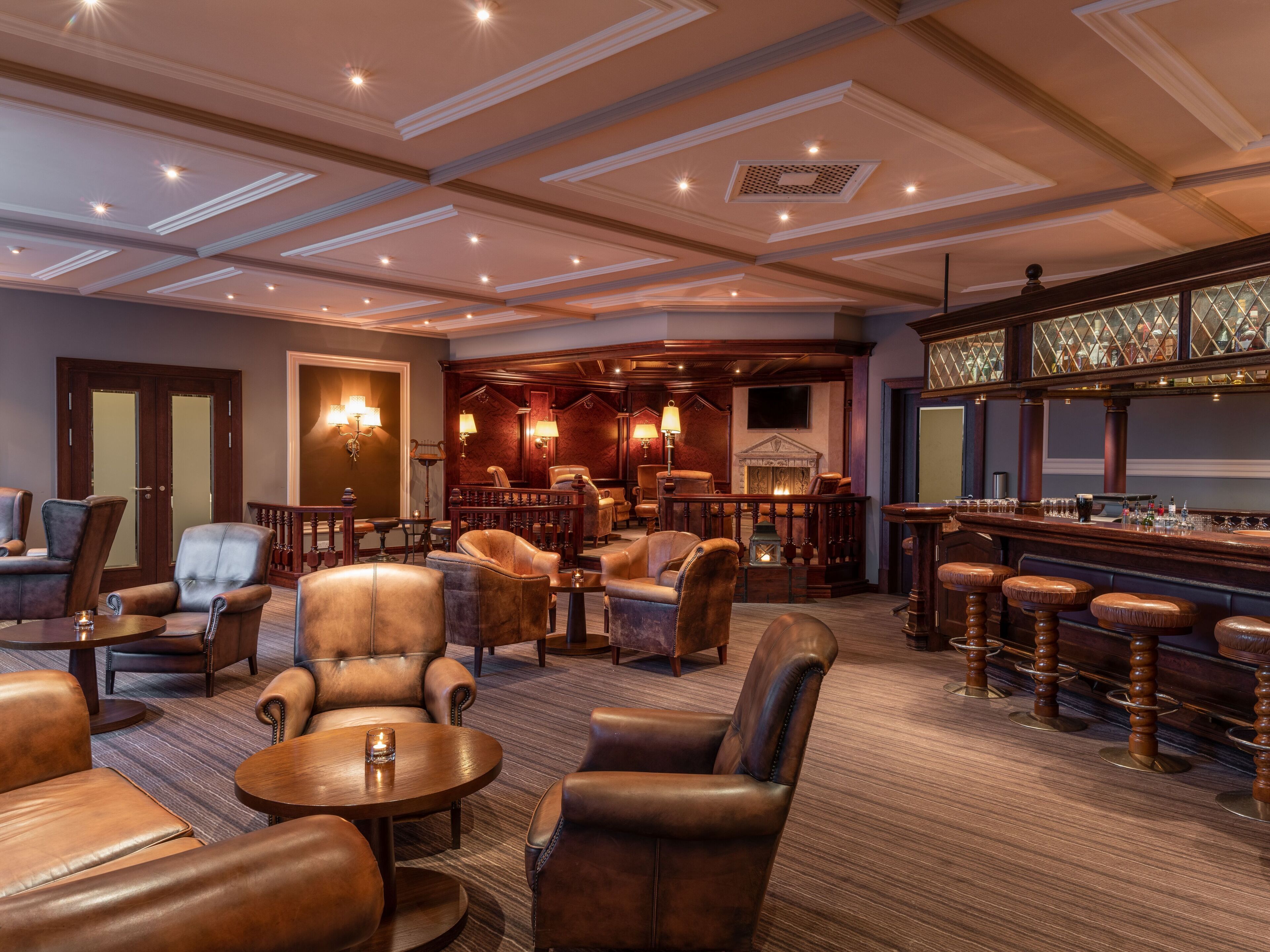 2 bars/lounges, cocktail bar