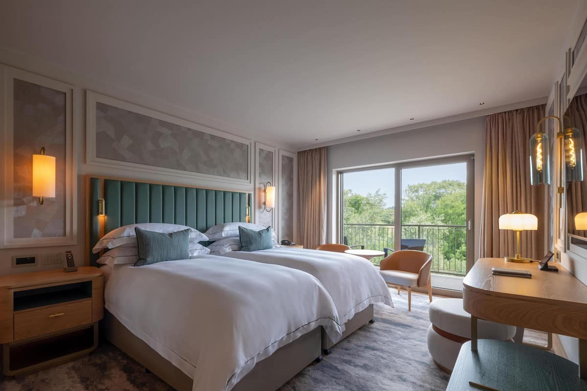 Minibar, coffres-forts dans les chambres, bureau