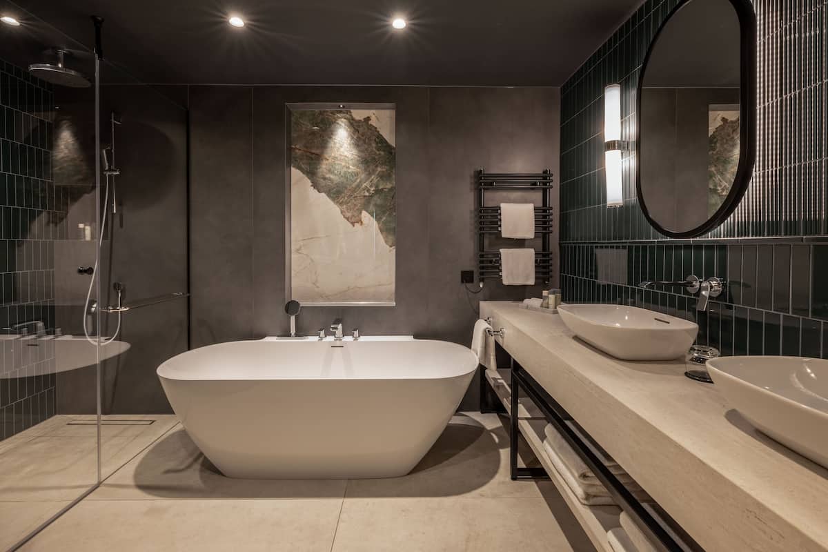 golfside signature suite | bathroom | free toiletries, hair dryer, bathrobes, slippers