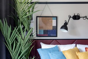 高档床上用品、客房内保险箱、办公桌、熨斗/熨板