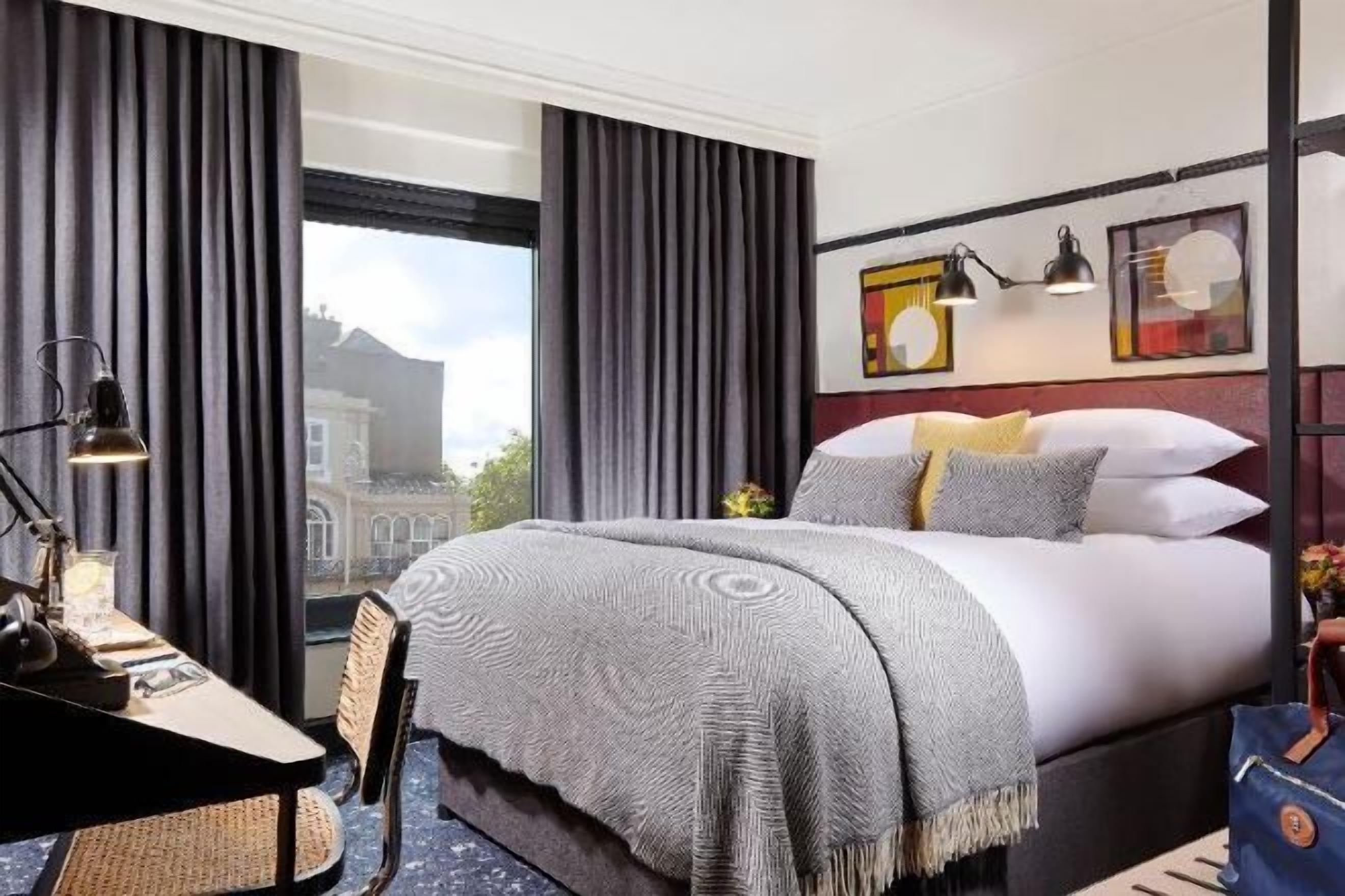 Luxe beddengoed, een kluis op de kamer, een bureau