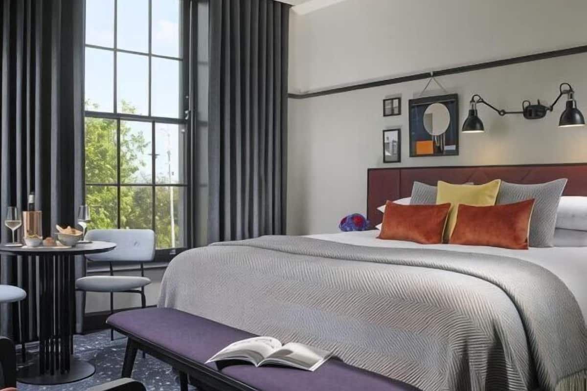Roupas de cama premium, cofres nos quartos, escrivaninha