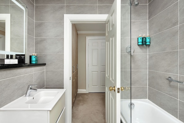 Bathroom - The Sandymount Hotel (Dublin)