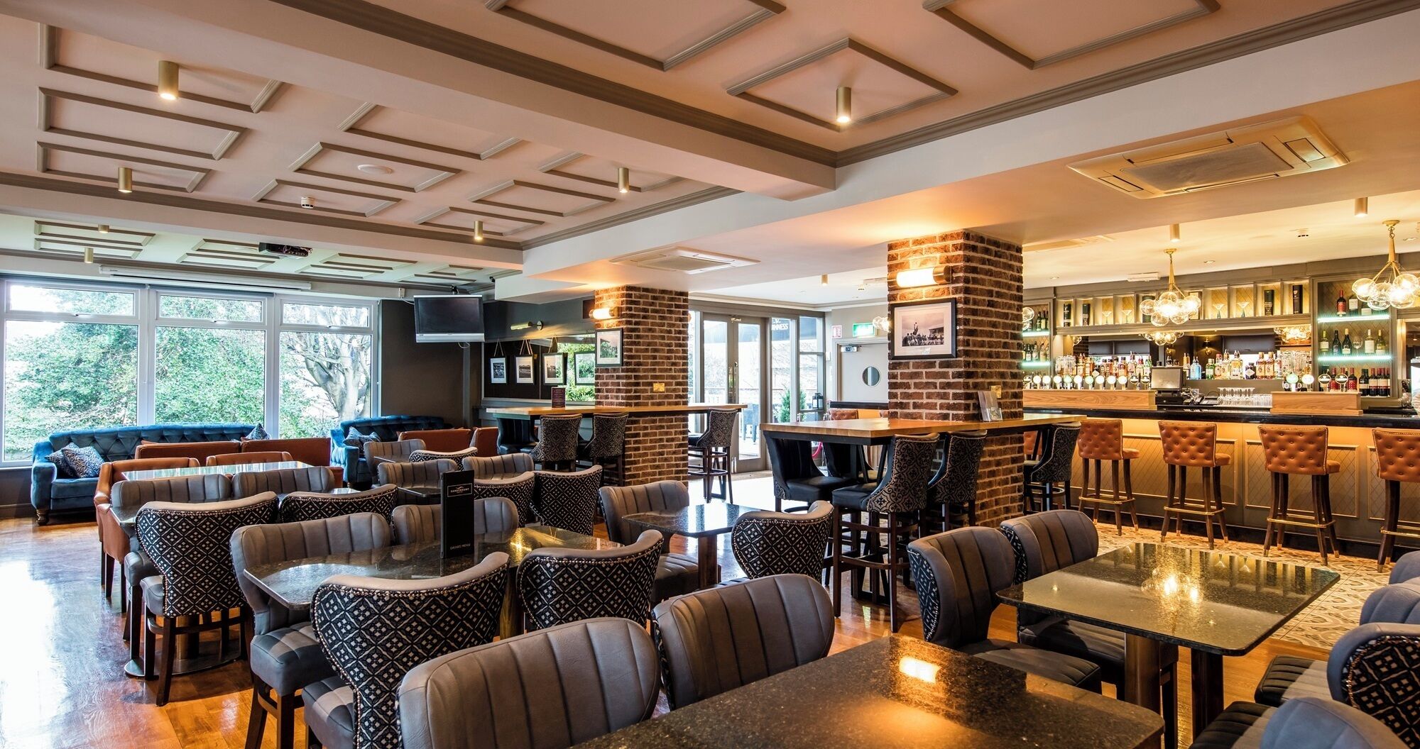 breakfast, dinner served; international cuisine, garden views