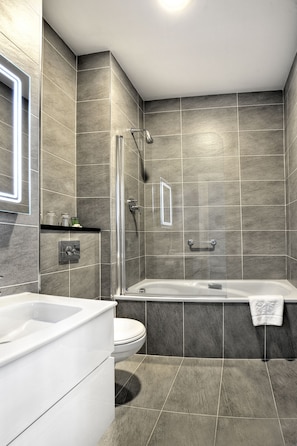 Classic Double / Single Room | Bathroom