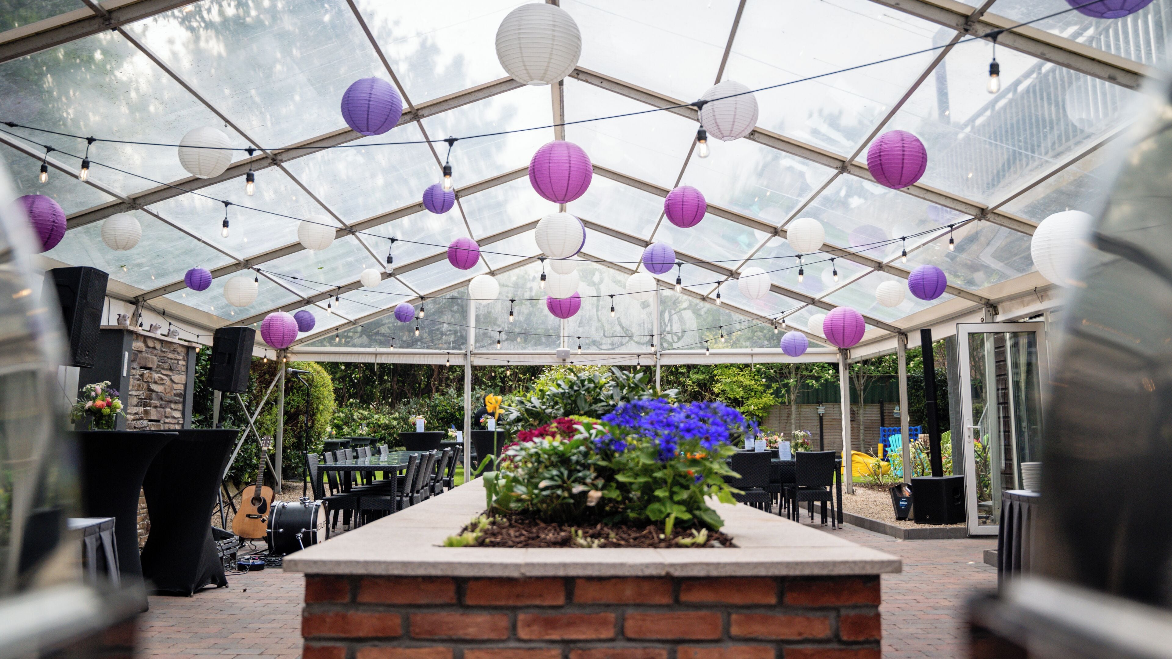 Breakfast, dinner served; international cuisine, garden views 